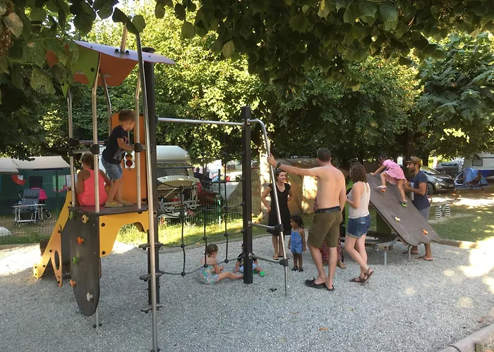 Camping Le Solitaire Du Lac